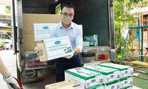Tập thể nhân viên công ty Vinamilk góp sức để chăm sóc và bảo vệ trẻ em khó khăn trước đại dịch Covid - 19