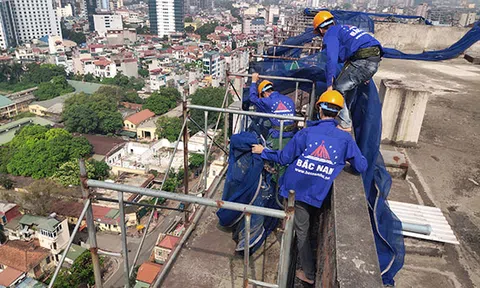 Chính thức tháo dỡ tầng 18 tòa nhà 8B Lê Trực