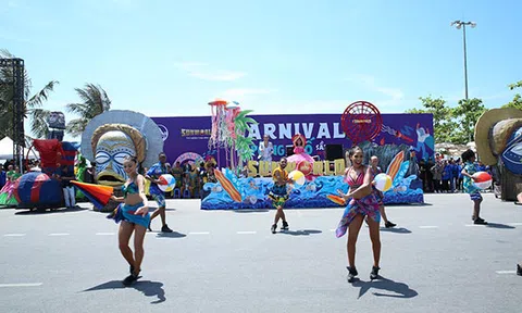 Du khách phấn khích với không khí Carnival rực rỡ sắc màu tại thành phố biển Sầm Sơn