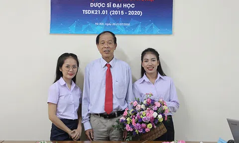 Khoá sinh viên dược khoa đầu tiên bảo vệ khoá luận tốt nghiệp dược sĩ đại học