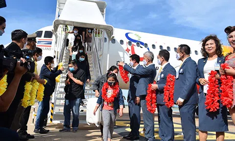 Vietjet Thái Lan khai trương đường bay Bangkok – Khon Kaen với màn biểu diễn của ca sỹ nổi tiếng Thái Lan Ying-Lee trên tàu bay