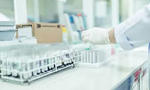 Bệnh nhân 87 tuổi ở Bệnh viện E âm tính với SARS-CoV-2 khi xét nghiệm lại: Chuyên gia lý giải vì sao xét nghiệm  lúc dương,  lúc âm tính?