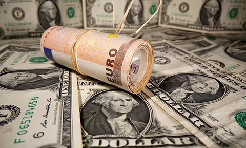 Đằng sau cú trượt giá gây chấn động của đồng USD