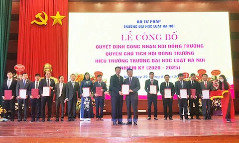 Bộ Tư pháp công bố Quyết định công nhận Hiệu trưởng Trường Đại học Luật Hà Nội đối với Tiến sĩ Đoàn Trung Kiên.