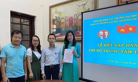 Chi bộ Trung tâm Truyền thông tổ chức Lễ kết nạp Đảng viên mới