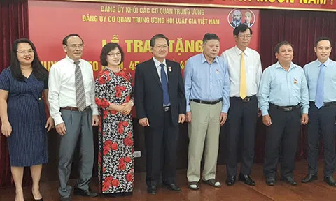 Đảng uỷ cơ quan Trung ương Hội Luật gia Việt Nam trao tặng Huy hiệu 50 năm, 45 năm và 40 năm cho 04 đồng chí Lãnh đạo.