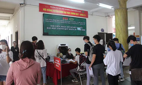 Rộn ràng không khí xét tuyển đại học chính quy, cao đẳng tại Trường ĐH Kinh doanh và Công nghệ Hà Nội (HUBT)