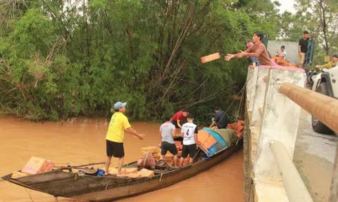 Miền Trung tang thương trong bão lũ
