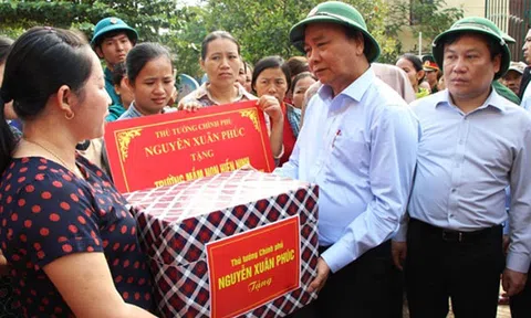 Thủ tướng đến vùng lũ thăm hỏi, tặng quà cho người dân Quảng Bình