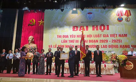 Hội Luật gia Việt Nam vinh dự đón nhận Huân chương Lao động hạng Nhì của Chủ tịch Nước trao tặng