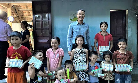 Vinamilk "trao cơ hội đi học, cho cơ hội đổi đời" cùng chương trình "cặp lá yêu thương"