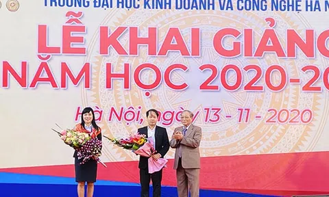 Rộn ràng ngày hội khai giảng chào đón tân sinh viên khoá 25 của trường đại học Kinh doanh và Công nghệ Hà Nội năm học 2020 - 2021