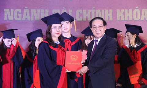 Lễ trao bằng tốt nghiệp đại học chính quy chuyên ngành Tài Chính khoá 21