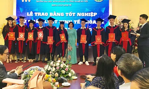 Lễ trao bằng tốt nghiệp cho sinh viên K21 chuyên ngành Luật Kinh tế