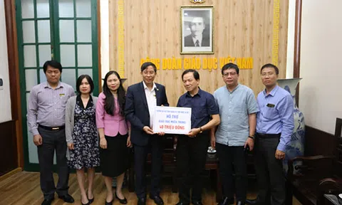 Trường đại học kinh doanh và công nghệ Hà Nội ủng hộ học sinh vùng lũ lụt miền Trung tại công đoàn giáo dục Việt Nam