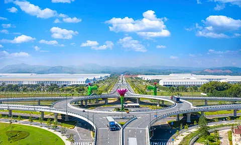 Chủ tịch Hội đồng Quản trị THACO - ông Trần Bá Dương nhận giải danh dự “Doanh nhân Xuất sắc Asean”