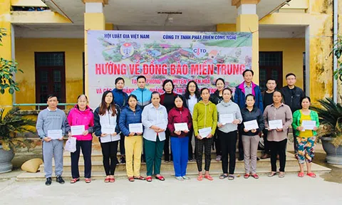 Hội Luật gia Việt Nam, thăm hỏi, động viên, giúp đỡ người dân bị thiệt hại do mưa lũ tại các tỉnh miền Trung.
