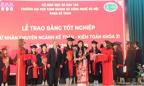 Lễ trao bằng tốt nghiệp cử nhân chuyên ngành kế toán - kiểm toán khoá 21, niên khoá 2016 - 2020
