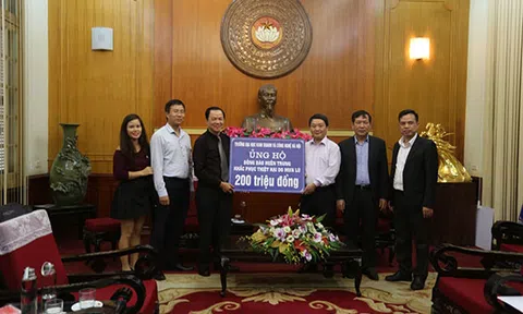 Trường Đại học Kinh doanh và Công nghệ Hà Nội ủng hộ đồng bào lũ lụt miền Trung tại Ủy ban Trung ương Mặt trận Tổ quốc Việt Nam