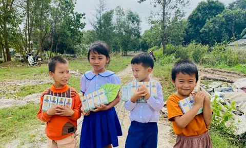 Vinamilk đồng hành cùng cặp lá yêu thương với hành trình "trao cơ hội đi học, cho cơ hội đổi đời"