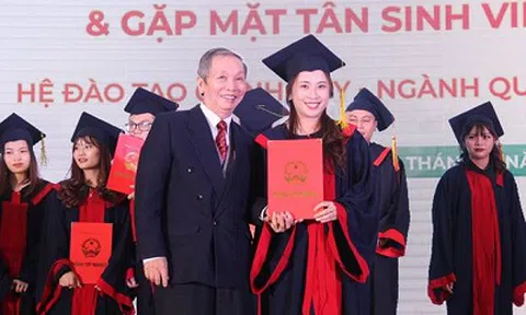 Lễ trao bằng tốt nghiệp cho cử nhân K21 và gặp mặt tân sinh viên K25 khoa Quản trị Kinh doanh