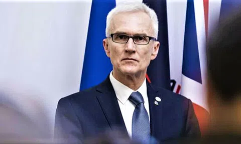Vaccine là vàng lỏng năm 2021