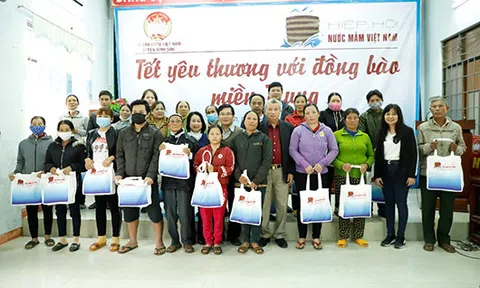 Đoàn Hiệp hội Nước mắm Việt Nam thăm và tặng quà Tết bà con tại Quảng Ngãi