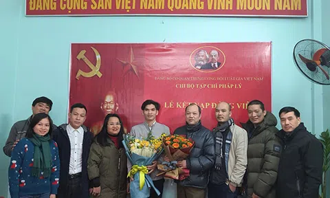 Chi bộ Tạp chí Pháp lý long trọng tổ chức Lễ kết nạp Đảng viên mới