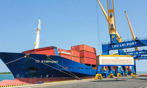 THACO xuất khẩu hơn 200 ô tô và linh kiện phụ tùng trong ngày ra quân đầu năm Tân Sửu