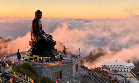 Rộn ràng du xuân, cầu an bái Phật trên "Nóc nhà Đông Dương"