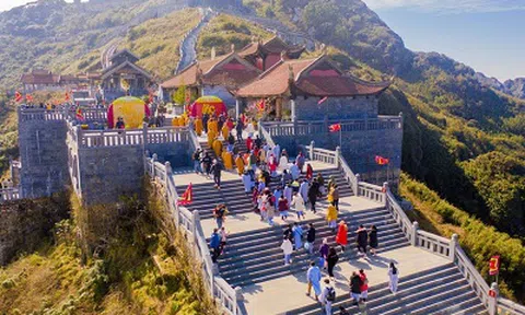 Giới trẻ nô nức du xuân, lên đỉnh Fansipan