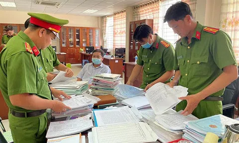 An Giang: Bắt 3 cán bộ thuế