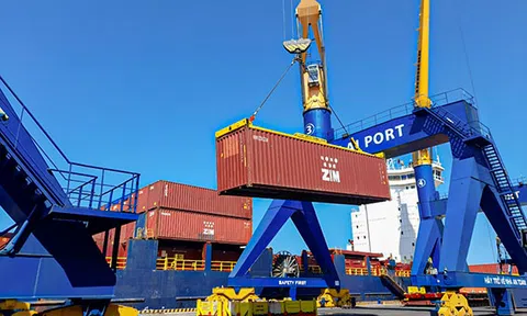 Cảng Chu Lai tiếp tục xuất khẩu giấy cho doanh nghiệp Lào
