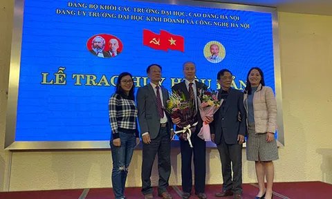 Đảng uỷ Trường đại học Kinh doanh và Công nghệ Hà Nội  tổ chức lễ trao tặng huy hiệu Đảng