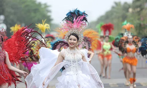Hàng vạn du khách dự khai mạc lễ hội hoa tại Sầm Sơn