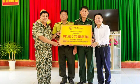 Lãnh đạo tỉnh Cà Mau và T&T Group thăm và tặng quà cán bộ chiến sỹ làm nhiệm vụ trên đảo Hòn Khoai