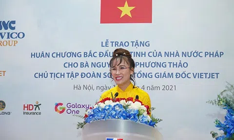 Nữ doanh nhân Nguyễn Thị Phương Thảo nhận Huân chương  Bắc đẩu bội tinh của Nhà nước Pháp trao tặng