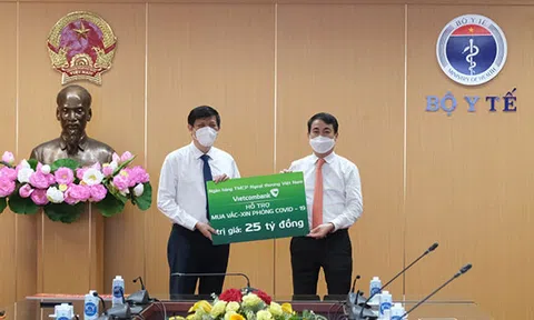 Vietcombank trao 25 tỷ đồng hỗ trợ Bộ Y Tế mua vắc xin phòng COVID-19