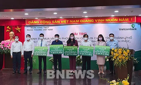 Vietcombank trao 38 tỷ đồng hỗ trợ 10 tỉnh thành mua vaccine phòng COVID-19