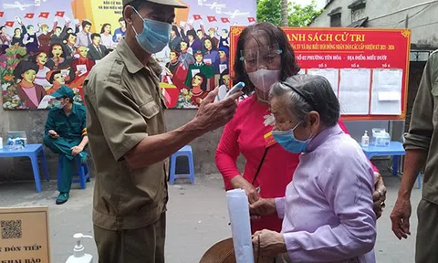 Cử tri hân hoan bỏ phiếu bầu cử chọn đại biểu của nhân dân
