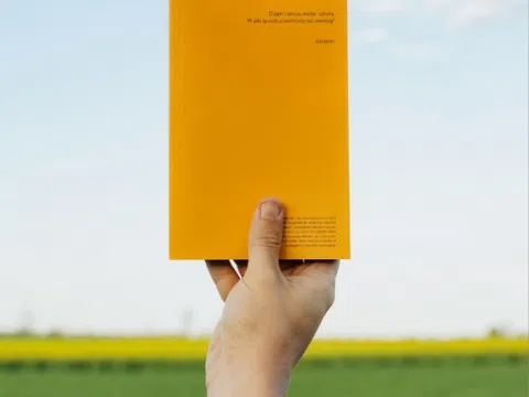 So sánh quyền tác giả với quyền sở hữu công nghiệp.