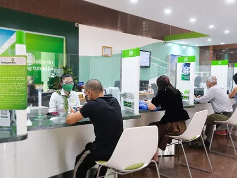Vietcombank giảm các loại phí dịch vụ hỗ trợ khách hàng trong mùa dịch bệnh Covid-19