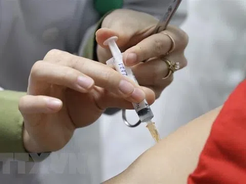 Cố gắng cấp phép có điều kiện vaccine phòng COVID-19 sớm nhất