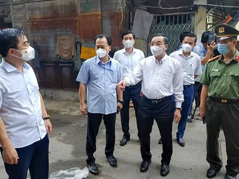 Hà Nội yêu cầu người dân không ra khỏi nhà, 'ai ở đâu ở đó'