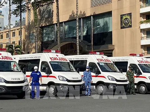 TP. Hồ Chí Minh tiếp nhận 30 xe cứu thương và 25 xe tiêm chủng vaccine