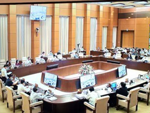 UBTVQH xem xét Báo cáo của Chính phủ về tình hình thi hành Hiến pháp, pháp luật