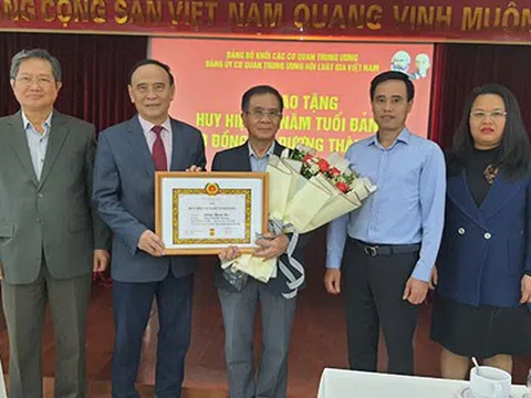 Đảng uỷ cơ quan TW Hội Luật gia VN trao tặng Huy hiệu 40 năm tuổi Đảng cho Đ/c Dương Thành Bắc - nguyên trợ lý Chủ tịch Nước, nguyên Phó chủ tịch HLGVN.