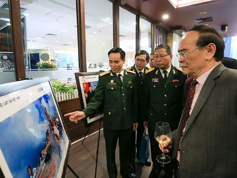 Trưng bày ảnh “Luật gia Việt Nam với Biển, Đảo quê hương” năm 2021