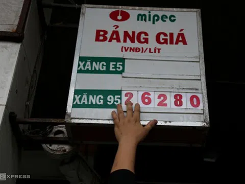 Cách nào kìm giá xăng dầu?