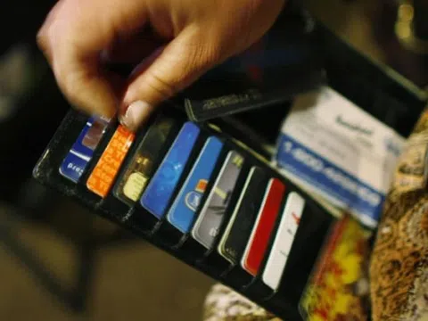 Cảnh báo rủi ro nợ xấu từ dịch vụ rút tiền mặt, đáo hạn thẻ tín dụng